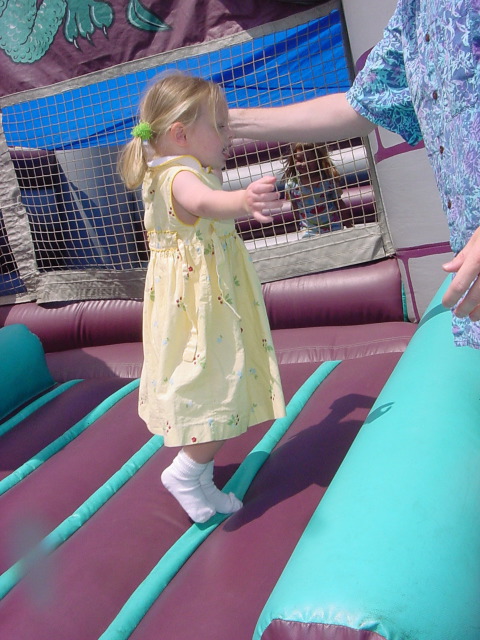 Chlo&eacute; bounces 3